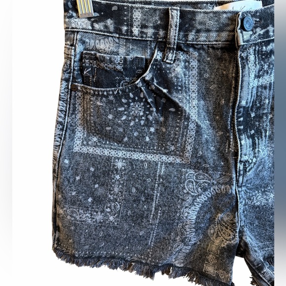 KanCan Paisley Print Denim Shorts Size 11 Black Acid Wash Edgy Western New - Picture 5 of 15